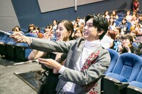 「あのコの、トリコ。」の公開記念舞台挨拶の様子。自撮りをする吉沢亮（手前）と新木優子（奥）。