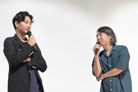 左から松田龍平、豊田利晃。