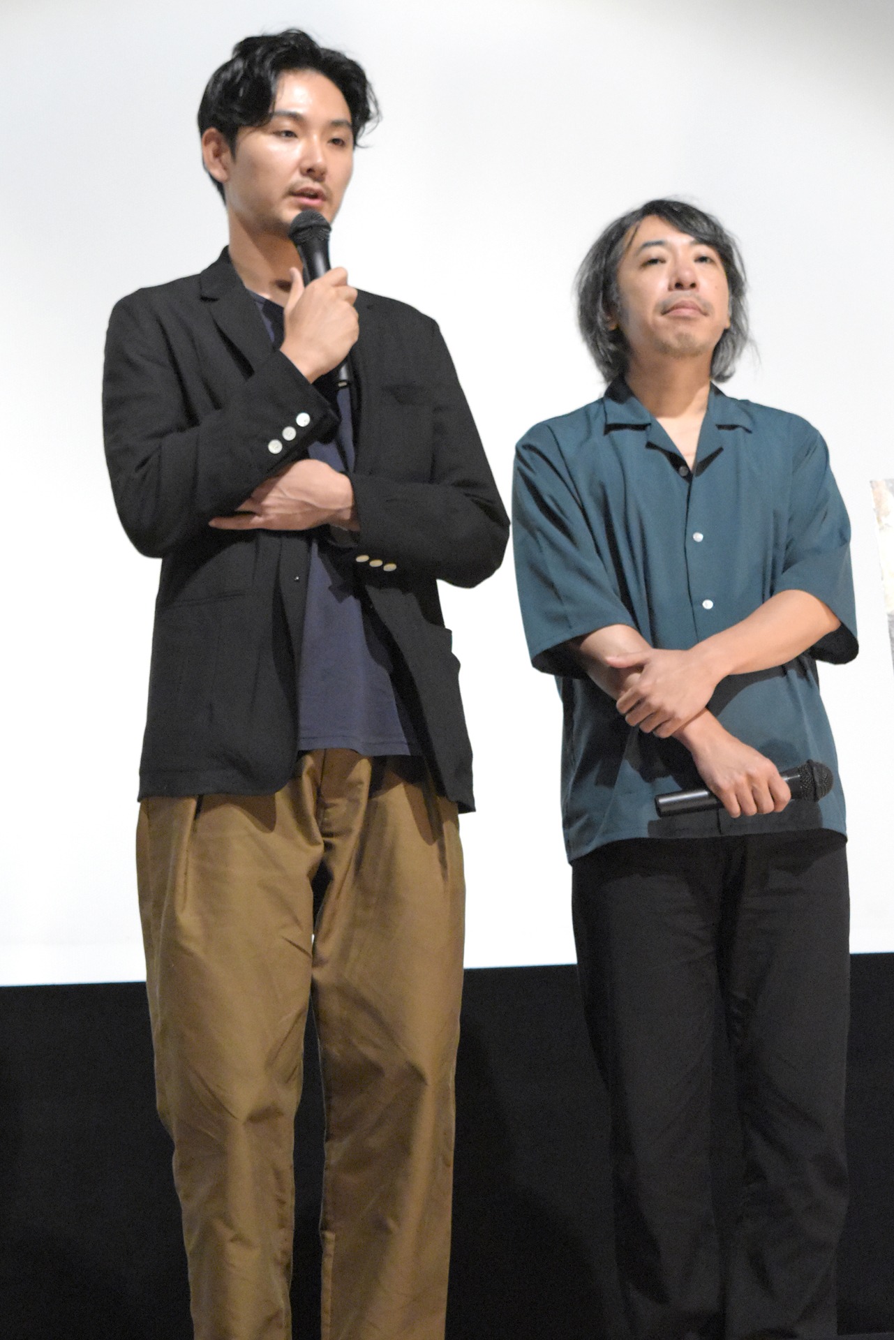 左から松田龍平、豊田利晃。