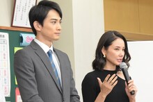 左から町田啓太、吉田羊。