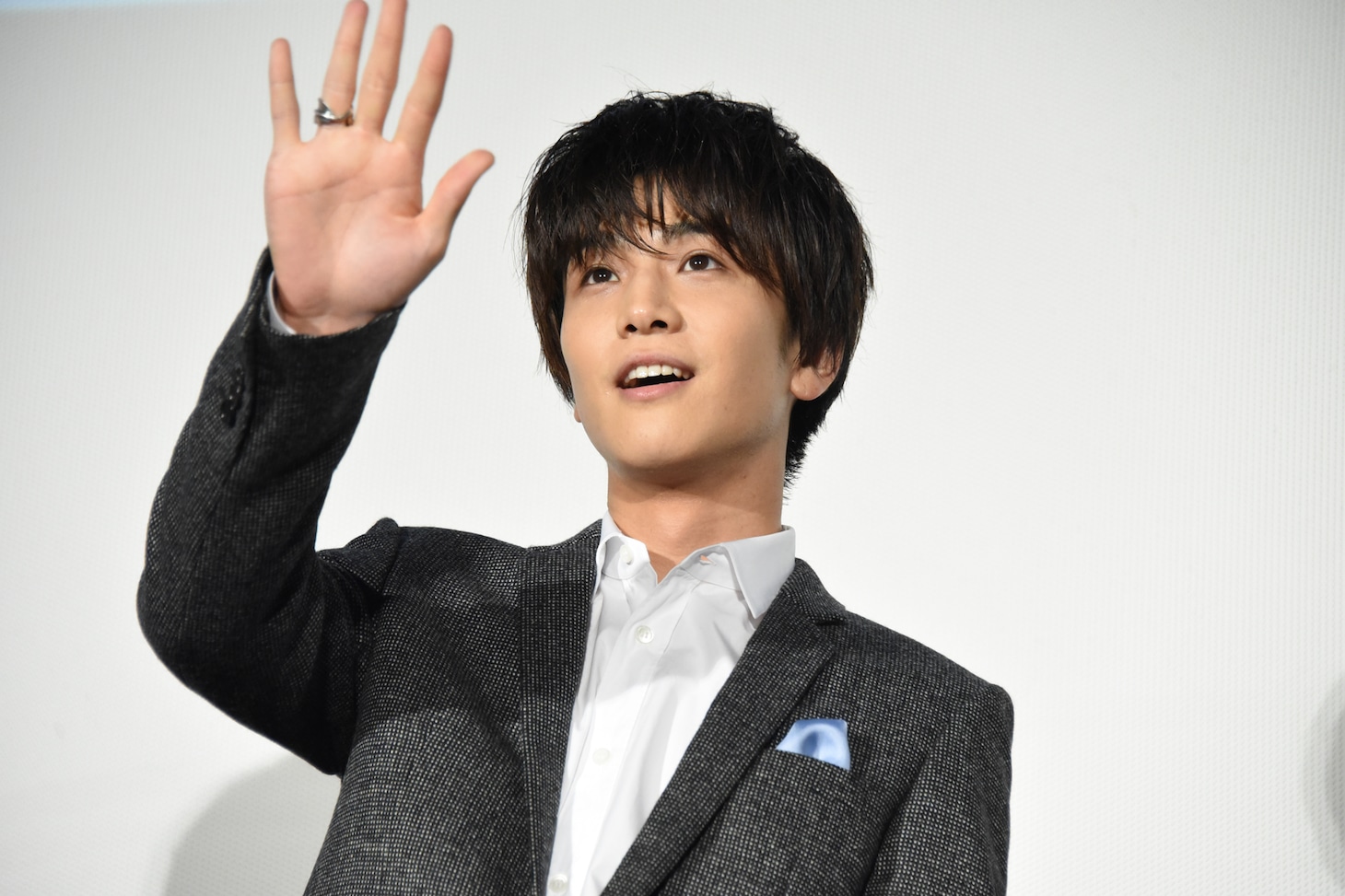 手を振る岩田剛典。