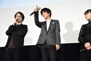 柴山健次（左）にライブビューイングについて説明する岩田剛典（中央）。