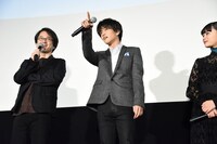 柴山健次（左）にライブビューイングについて説明する岩田剛典（中央）。