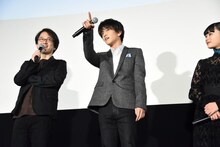 柴山健次（左）にライブビューイングについて説明する岩田剛典（中央）。