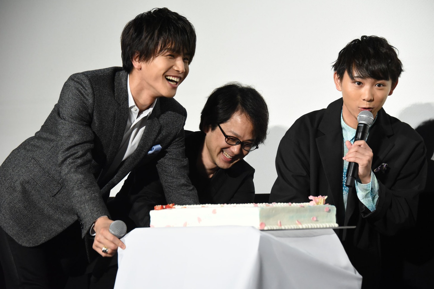 ケーキを運ぶ岩田剛典、柴山健次監督、須賀健太。