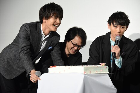 ケーキを運ぶ3人。左から岩田剛典、柴山健次、須賀健太。