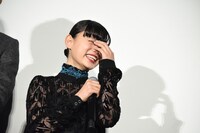 サプライズに感激するも、自分だけ真面目に絵を描いていたことを知り爆笑する杉咲花。