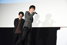 ステージ上をうろうろする岩田剛典（右）。