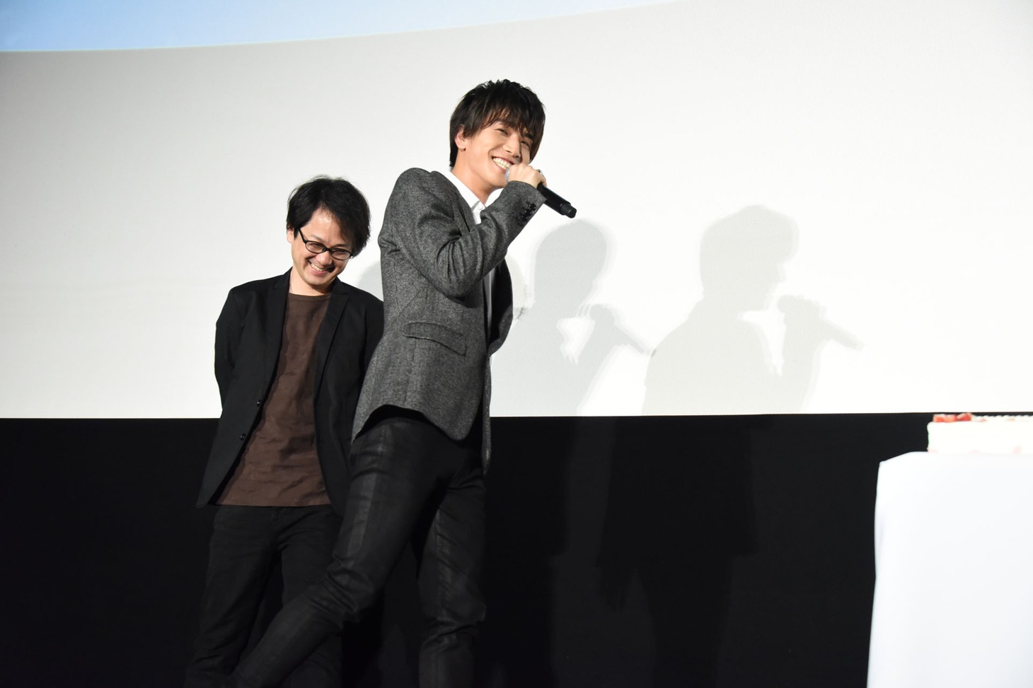 ステージ上をうろうろする岩田剛典（右）。