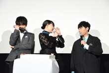 杉咲花（中央）へのサプライズで段取りミスが発生し、目配せし合う岩田剛典（左）と須賀健太（右）。