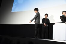 ステージ上をうろうろする岩田剛典（左）。