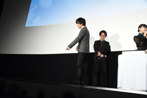 ステージ上をうろうろする岩田剛典（左）。