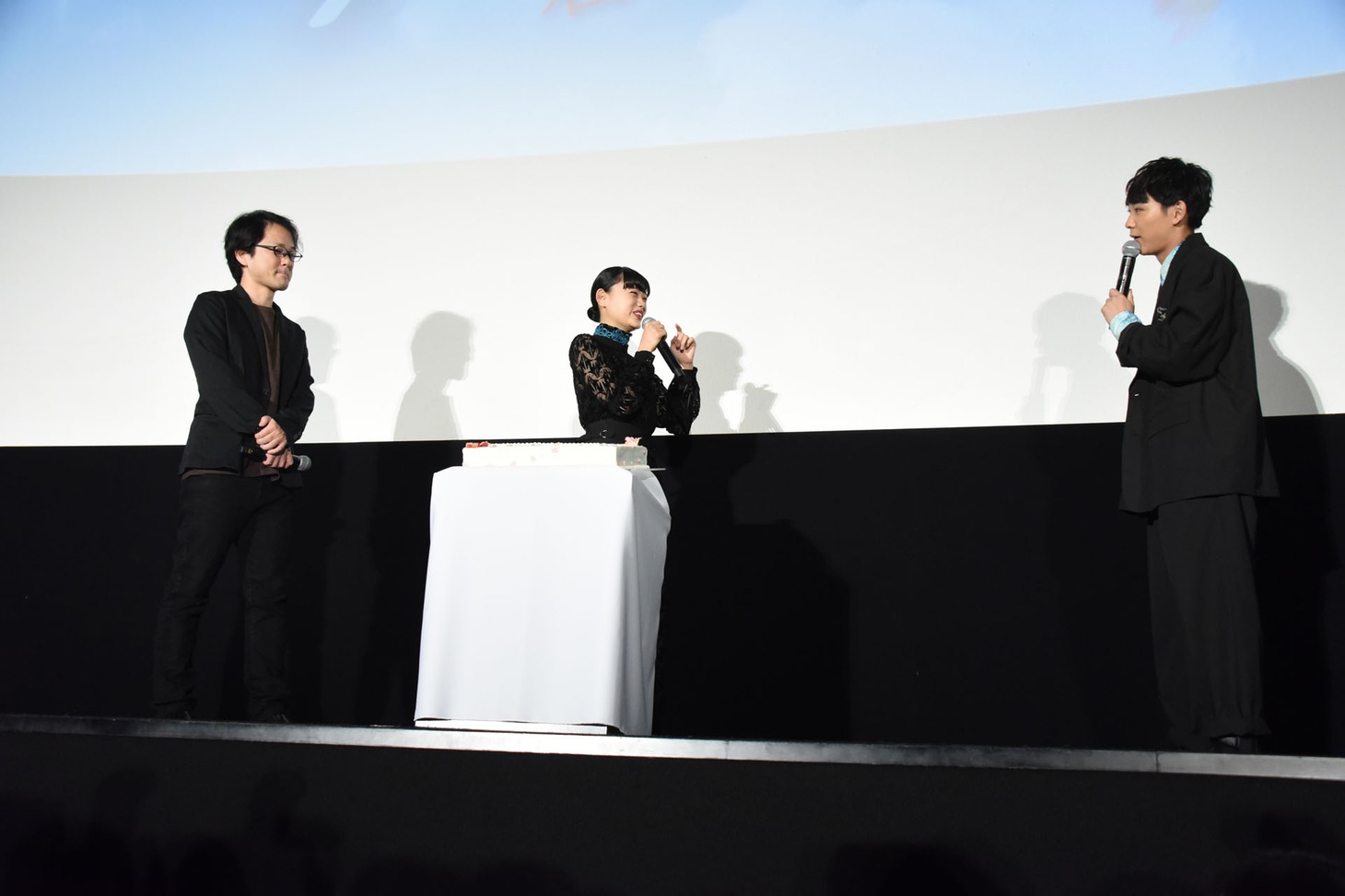 杉咲花（中央）の気をそらせようとする須賀健太（右）。