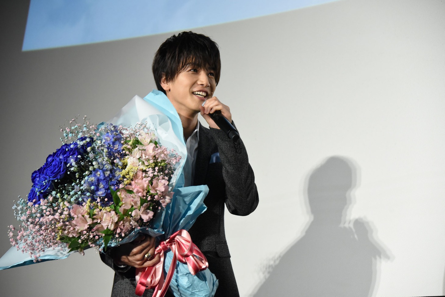 花束を持って現れた岩田剛典。