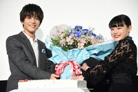 杉咲花（右）に花束を贈る岩田剛典（左）。