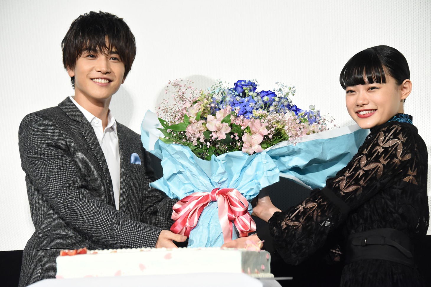 左から岩田剛典、杉咲花。