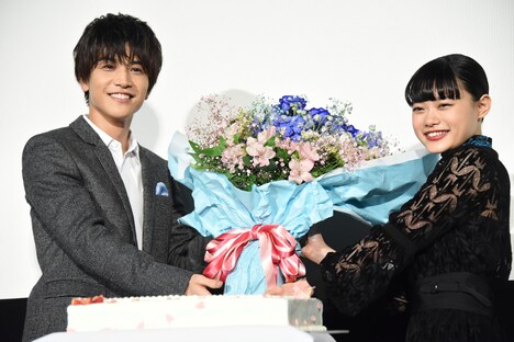 杉咲花（右）に花束を贈る岩田剛典（左）。