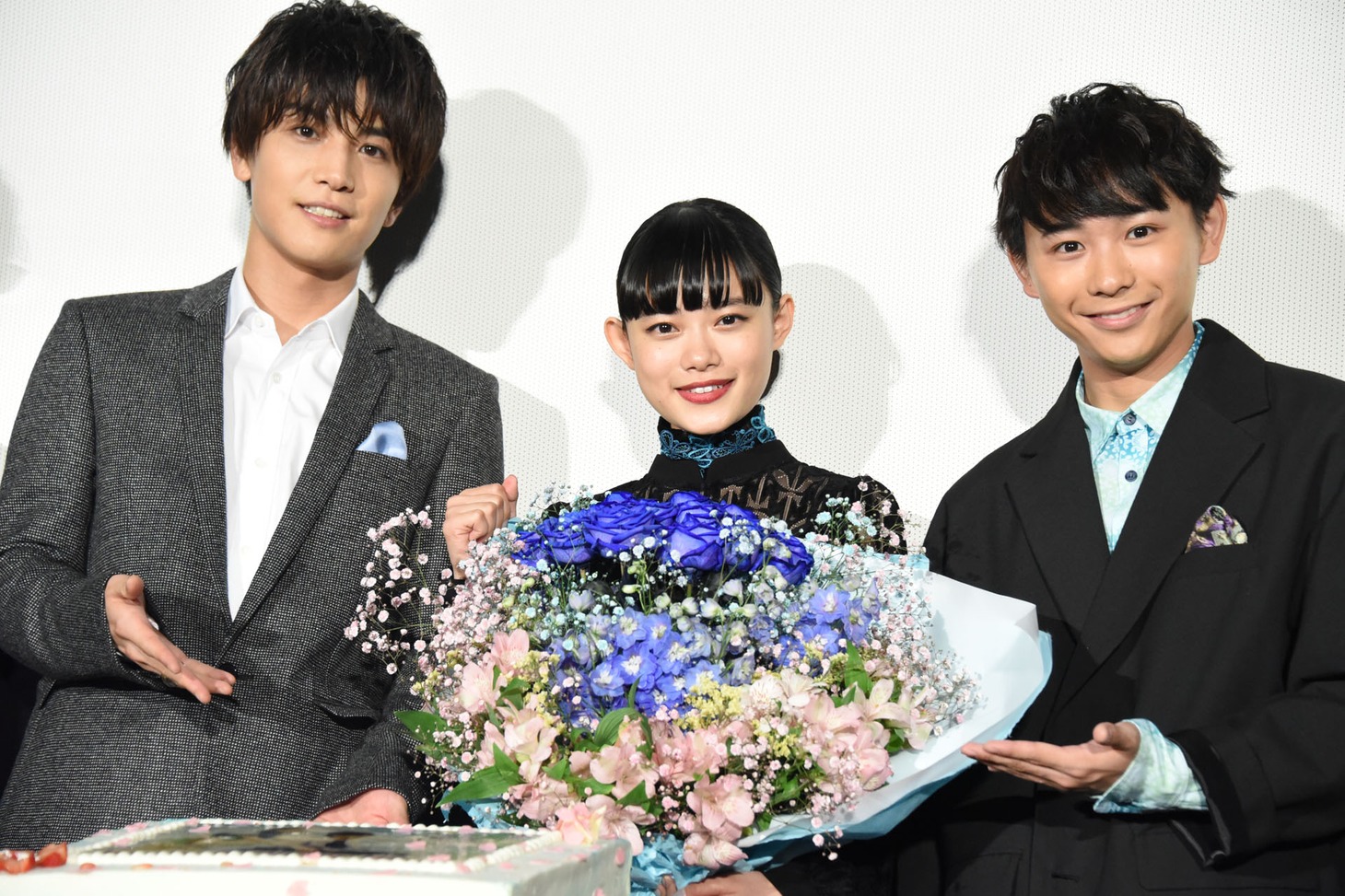 左から岩田剛典、杉咲花、須賀健太。