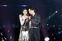 ハートマークを作る吉沢亮（右）と新木優子（左）。