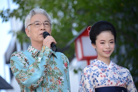 左からイッセー尾形、趣里。