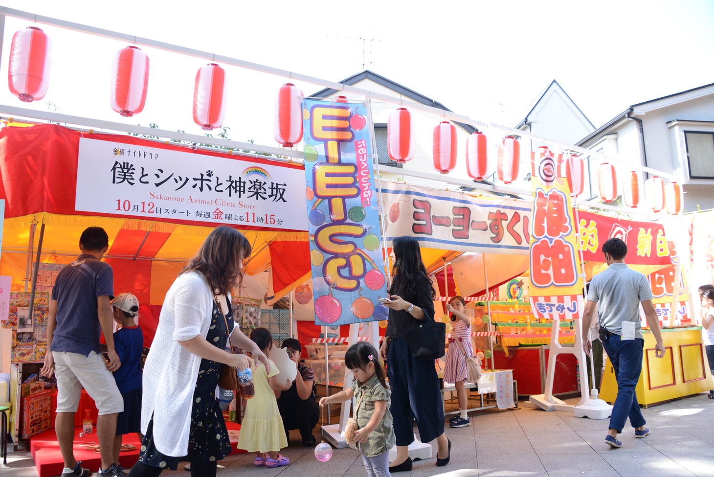 赤城神社に設営された秋祭りのセット。