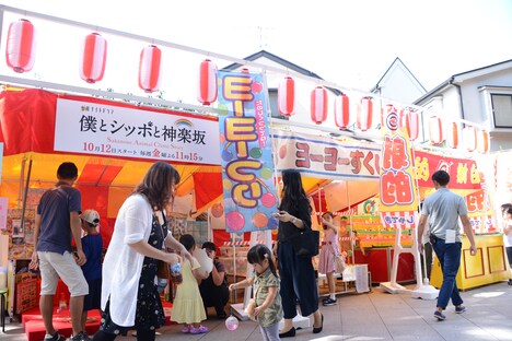 赤城神社に設営された秋祭りのセット。