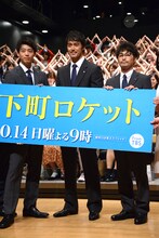 左から竹内涼真、阿部寛、安田顕。