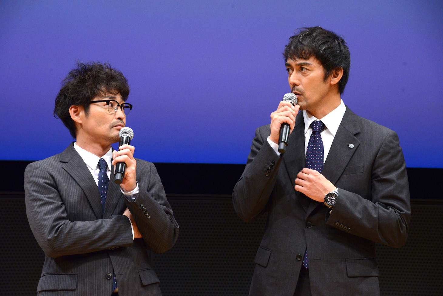 左から安田顕、阿部寛。