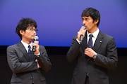 左から安田顕、阿部寛。