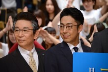 左から古舘伊知郎、尾上菊之助。