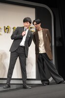 左足に重心をかける田中圭（左）。