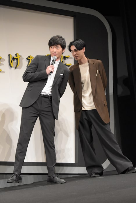 左足に重心をかける田中圭（左）。