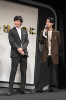 左から田中圭、成田凌。
