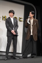 左から田中圭、成田凌。