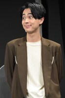 目を見開く成田凌。