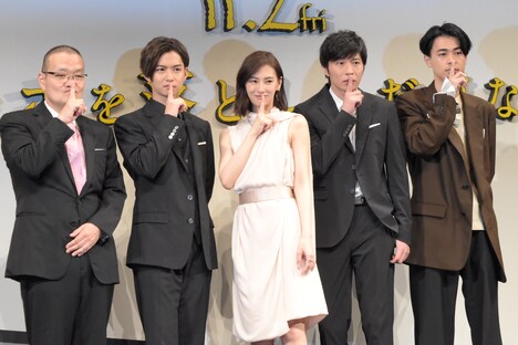 “秘密ポーズ”をする登壇者たち。