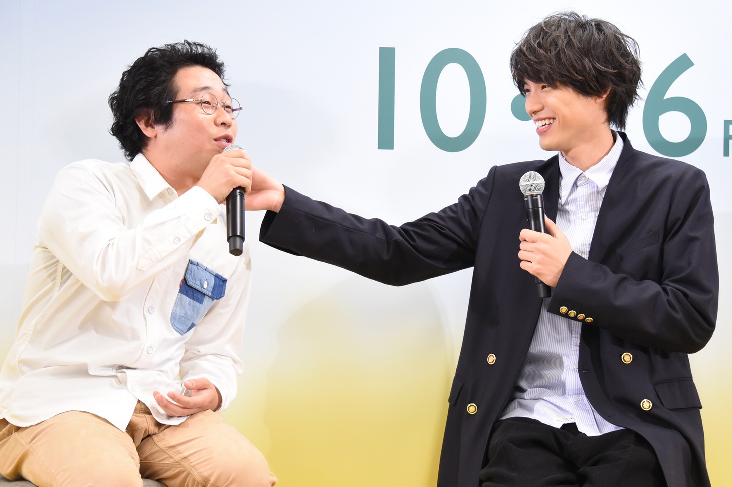 甘えるように顔を向けてきた前野朋哉（左）の喉をゴロゴロする福士蒼汰（右）。