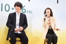 左から福士蒼汰、高野八重子。