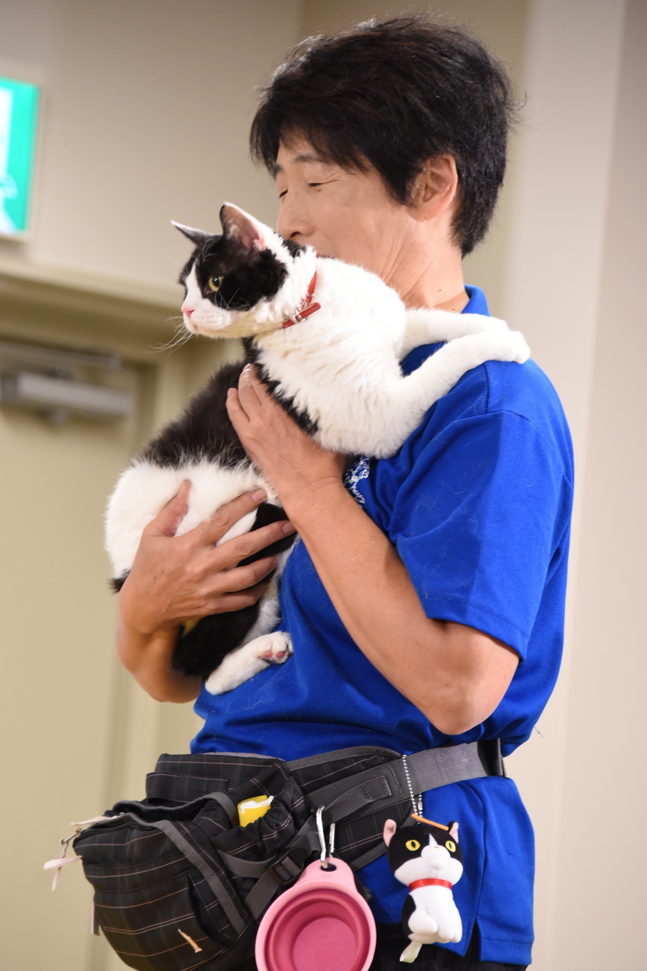 スタッフに抱っこされて登場したナナ。