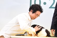 恐る恐るナナを抱き上げようとする前野朋哉。