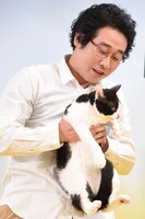 恐る恐るナナを抱き上げる前野朋哉。