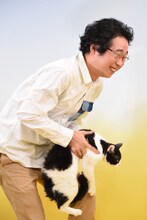 恐る恐るナナを抱き上げる前野朋哉。