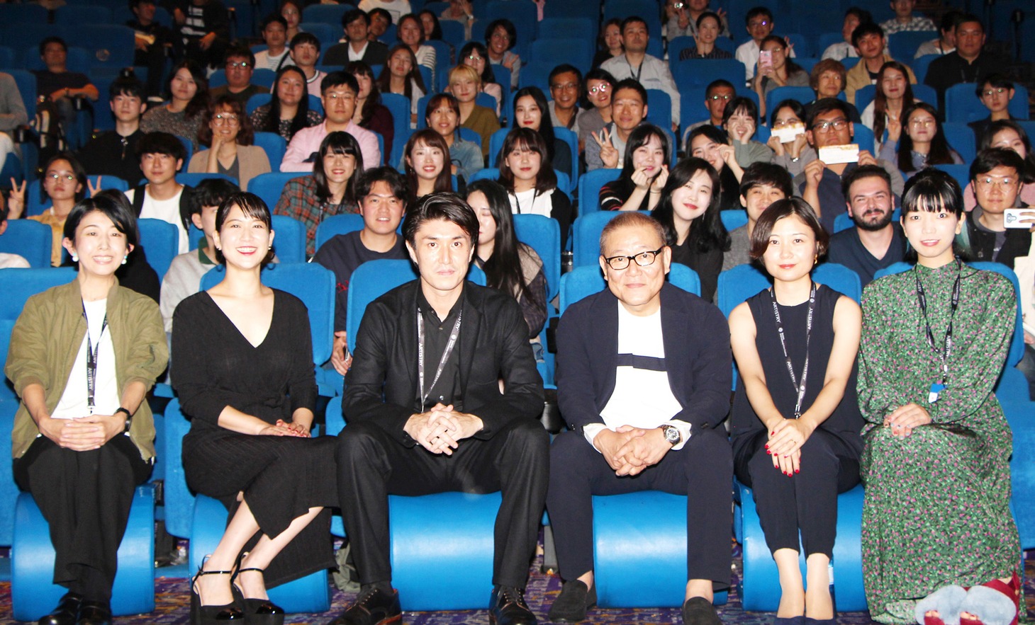 左から早川千絵、柳英里紗、木下雄介、國村隼、津野愛、藤村明世。