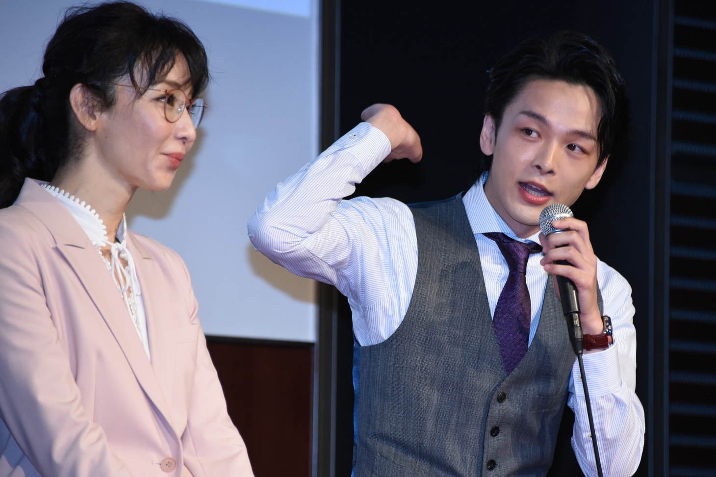 左から稲森いずみ、中村倫也。