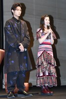 左から磯村勇斗、桜田ひより。