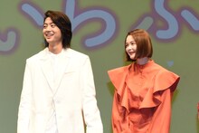 左から伊藤健太郎、玉城ティナ。