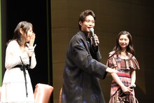 お菓子をスッと置く動作をする磯村勇斗（中央）。