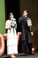 左から桜井日奈子、磯村勇斗。