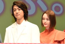 左から伊藤健太郎、玉城ティナ。