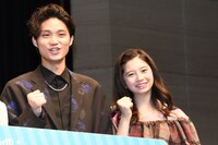 左から磯村勇斗、桜田ひより。
